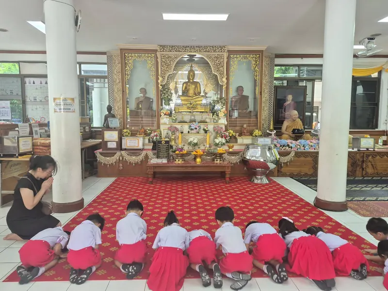 นักเรียนกราบพระในวัดกับคุณครู